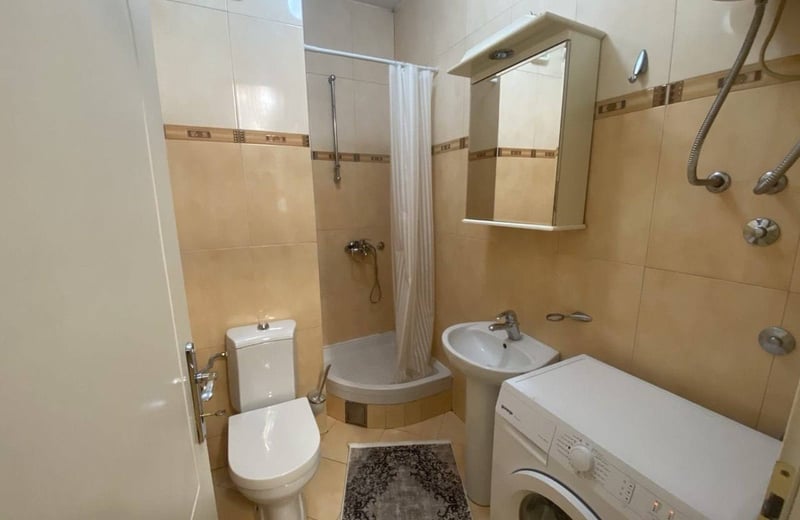 Alquiler de un amplio piso de 3 habitaciones, 100 m², con dos terrazas en Nuevo Belgrado, Serbia